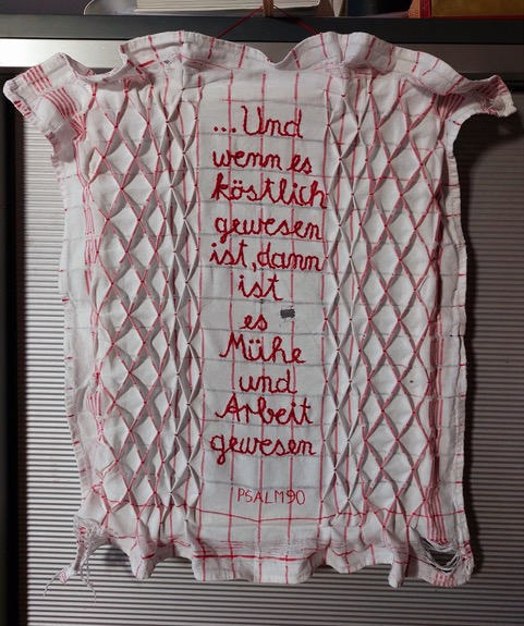 Petra Schwab, „Psalm 90“, Leinen/Baumwolle (gebrauchtes, zerschlisseness Küchentuch), gesmokt und bestickt mit Sticktwist, auf Rahmen gespannt, 43 x 52 cm